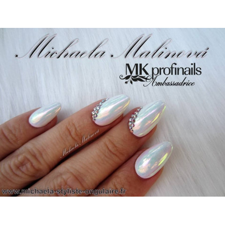 Manucure fait avec le Pigment Aurora