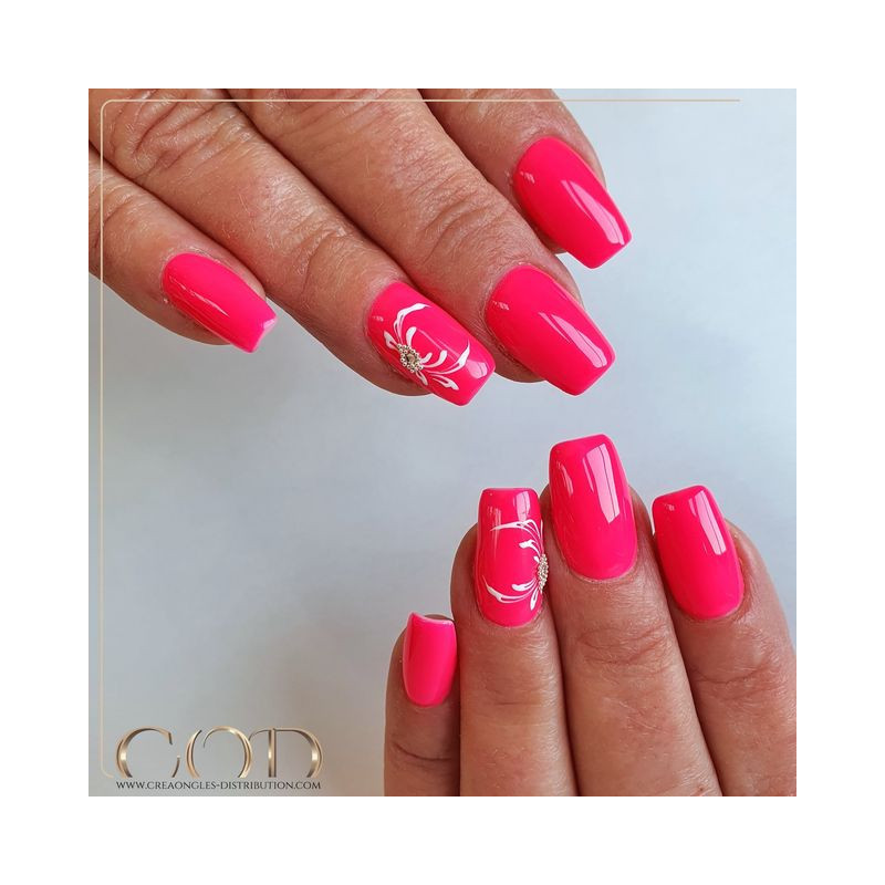 Nail art fait avec le Gel couleur Neon Pinky