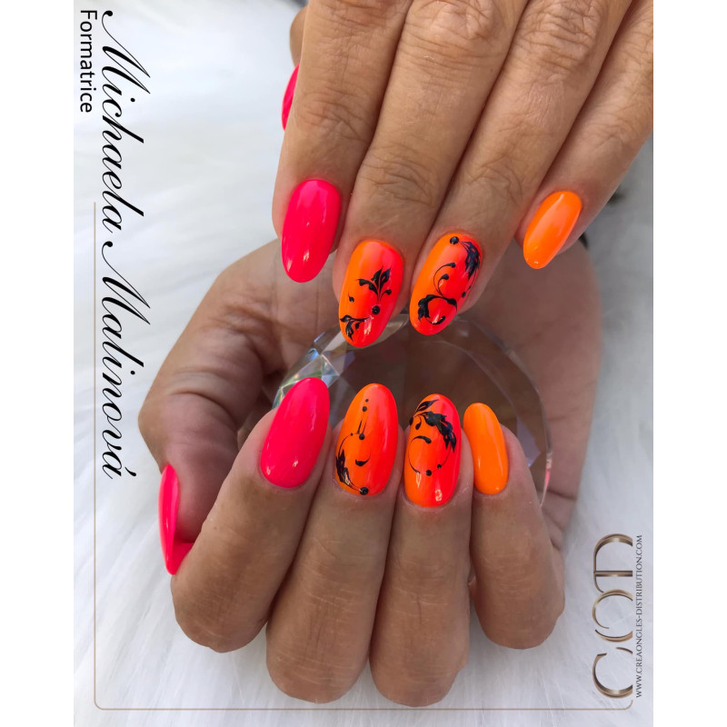 Almond fait avec le Gel couleur Neon Pinky