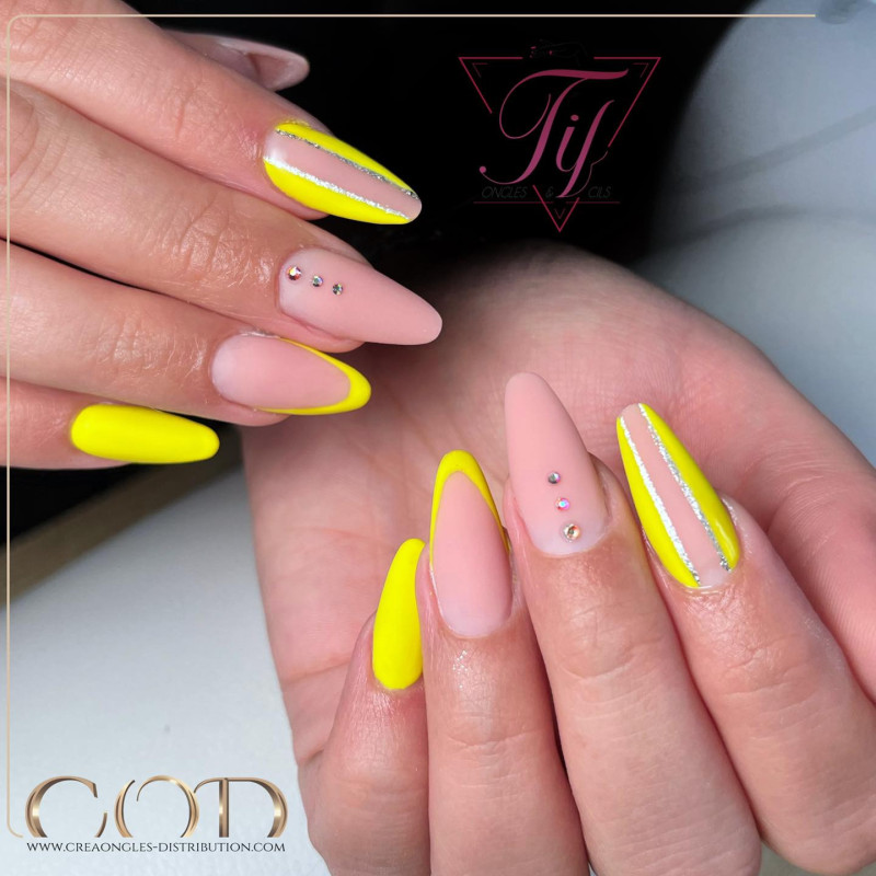 Almond fait avec le gel couleur sunshine