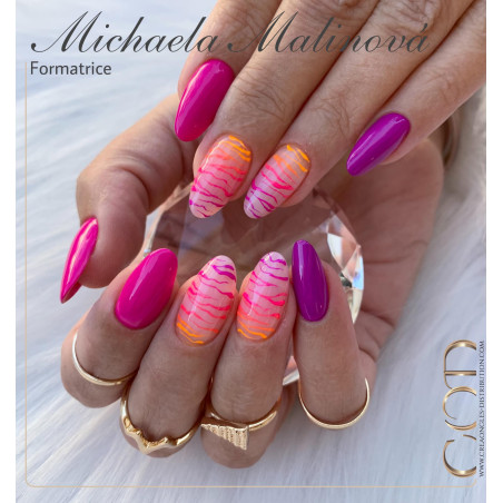 Nail art fait avec le Gel couleur Neon Purple