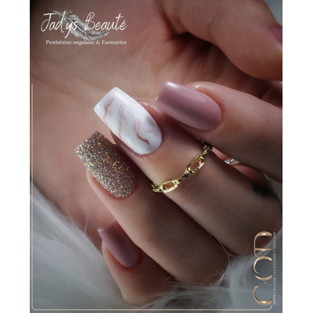  Square fait avec le Glitter Magic Dust Nude
