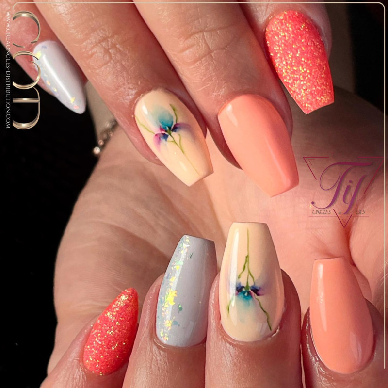 Nail art avec le glitter Dream Apricot