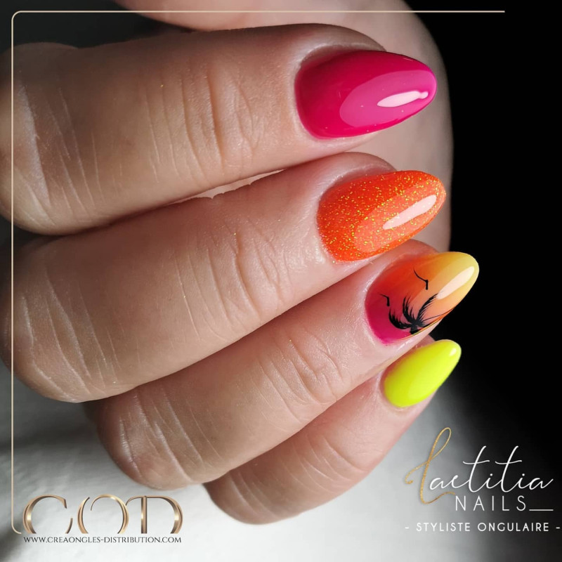 Manucure colorée avec le glitter Dream Apricot