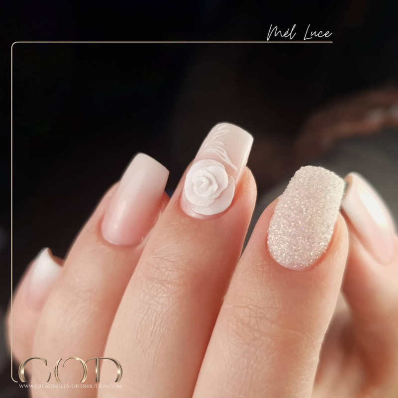 Manucure réalisée avec les Paillette White Silver