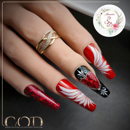 Nail art ailé fait avec Mix Satin Red