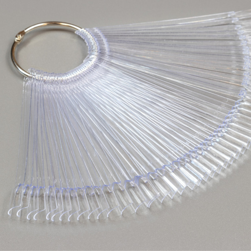 Nuancier clear anneau sur une table 