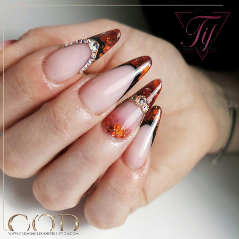 Manucure amande avec le MIX orange Brown