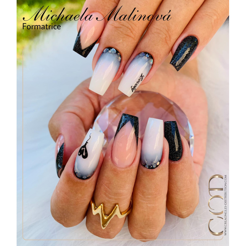 Nail art réalisé avec le MIX light black