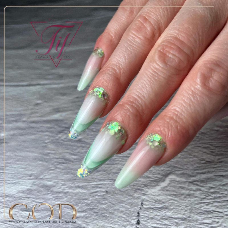 Stilletto fait avec le Gel Couleur Dramatic