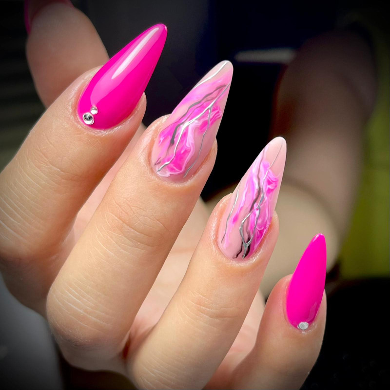 Almond fait avec le Gel couleur Paradisiac