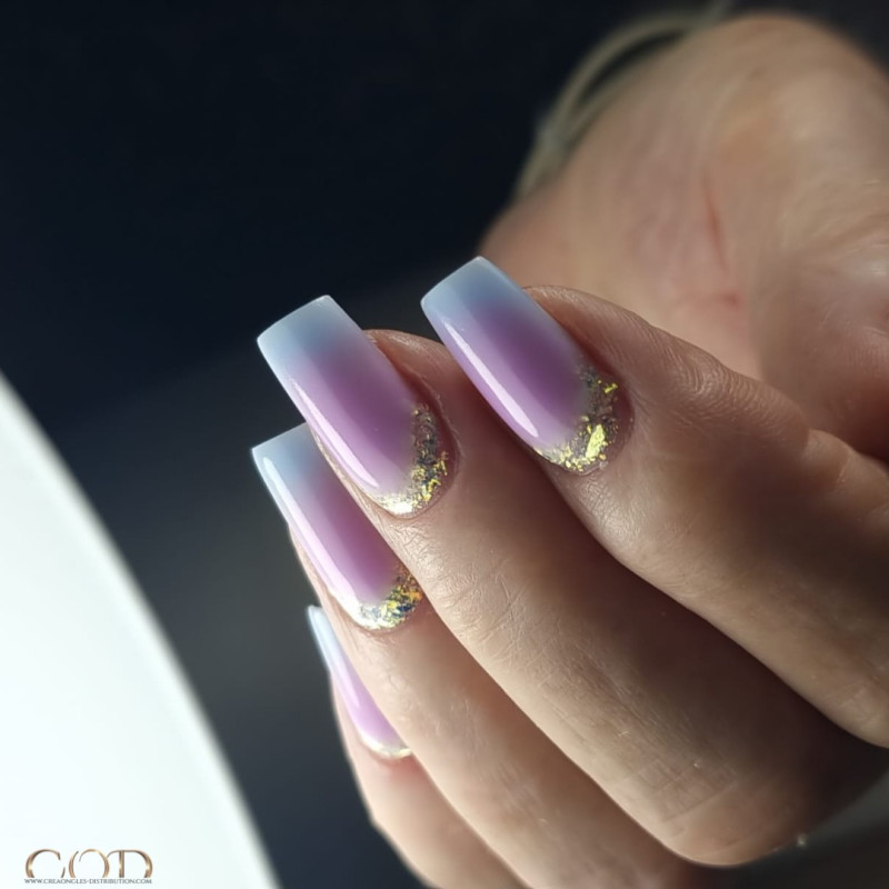 Nail art fait avec le Aurora Leaf Pigment