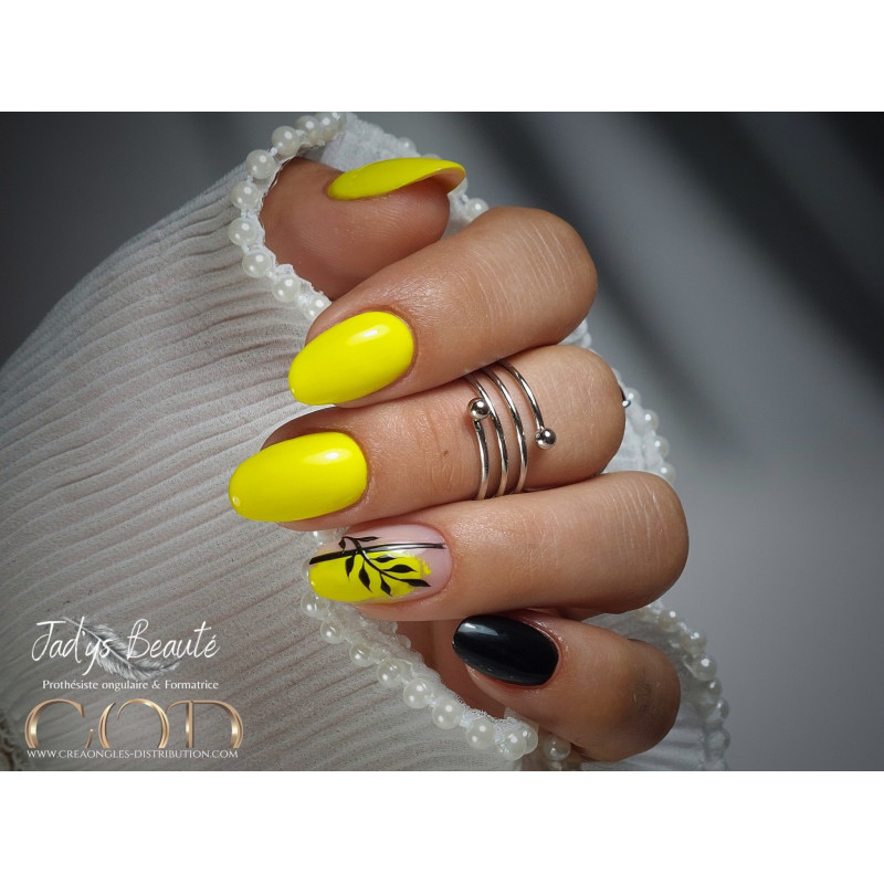 Rounded fait avec le gel couleur sunshine