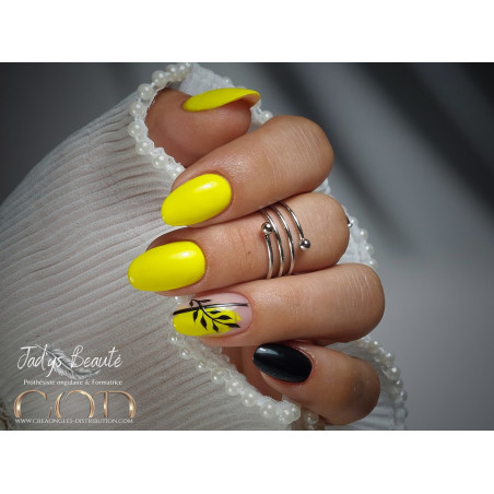 Rounded fait avec le gel couleur sunshine