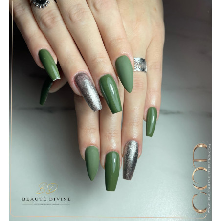 Nail art fait avec le My Color Midnight City Nail art fait avec le My Color Midnight City