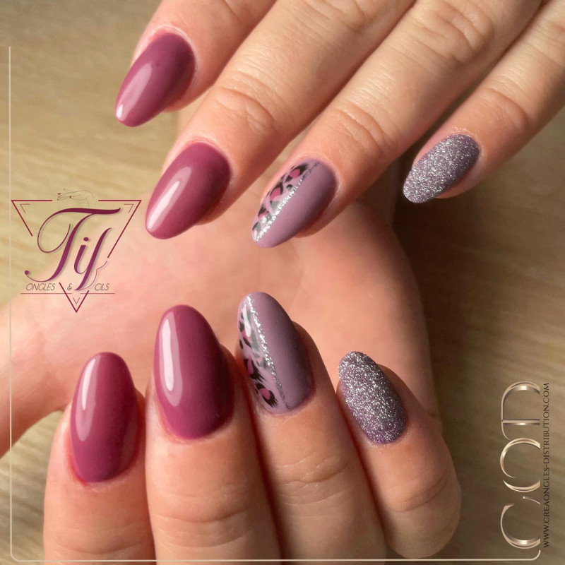 Almond fait avec le Glitter Magic Dust Violet