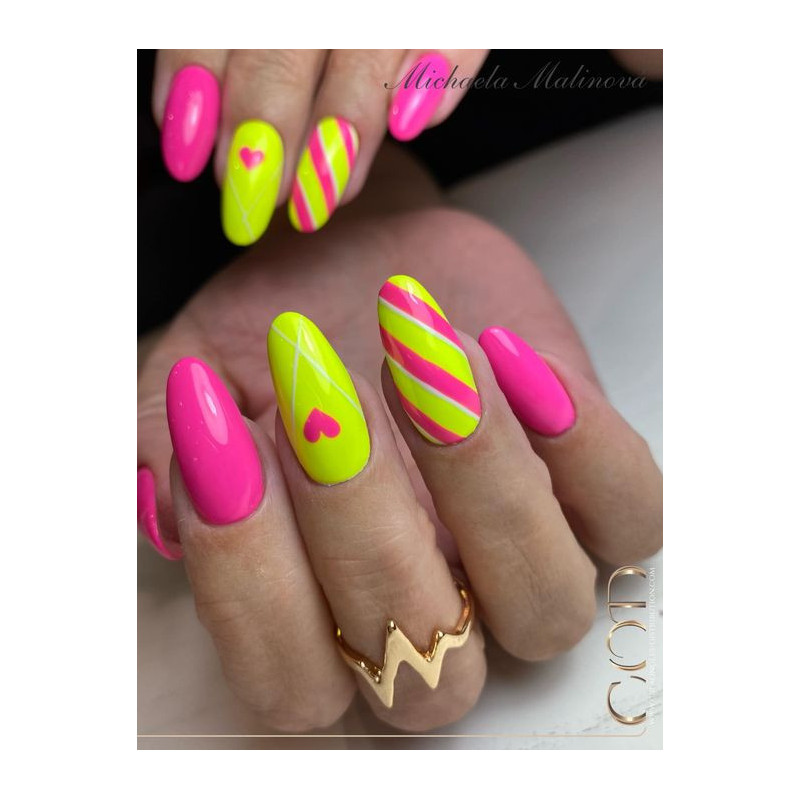 Almond fait avec le Gel couleur Tropical Sun