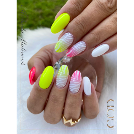 Oval fait avec le Gel couleur Tropical Sun