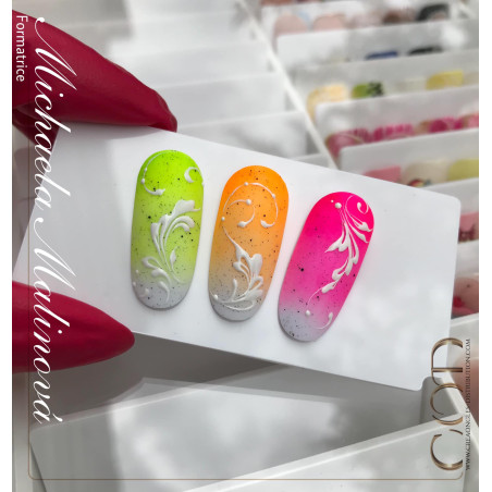 Capsule faite avec le Gel couleur Neon Lemonade