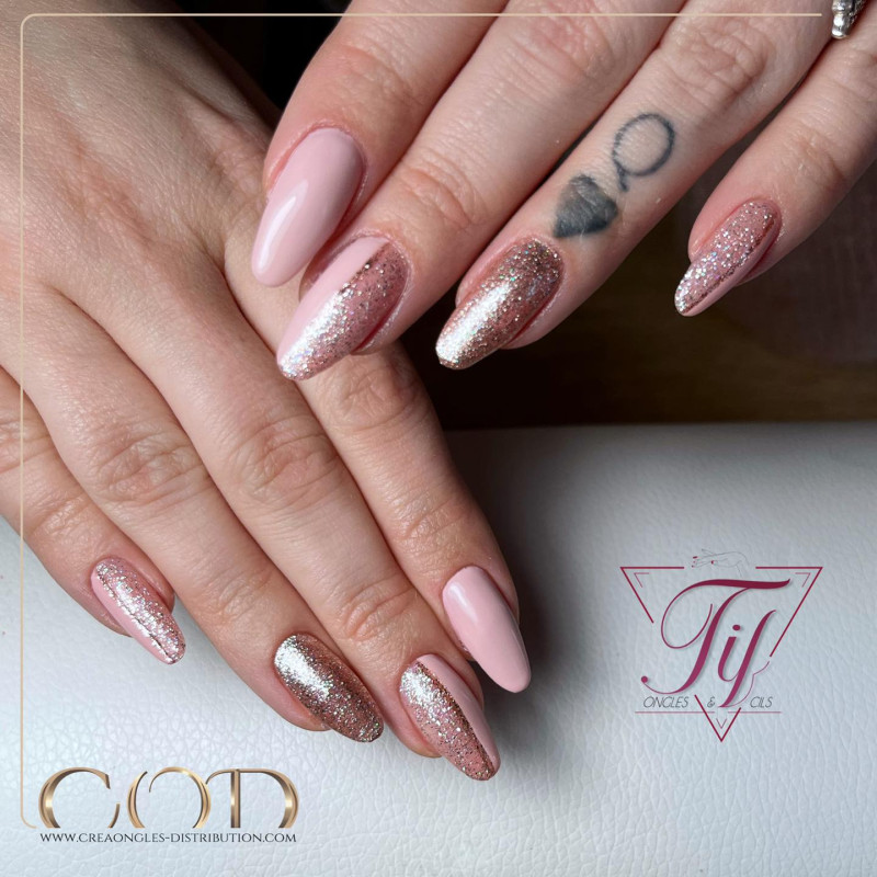 Almond fait avec le Gel couleur Opaline