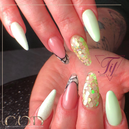 Almond fait avec le Gel couleur Light Green