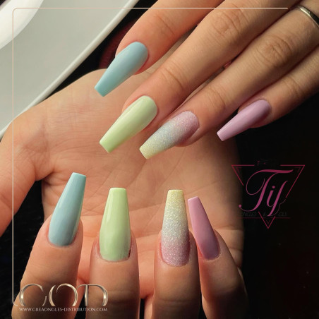 Long square fait avec le Gel couleur Blue Silk