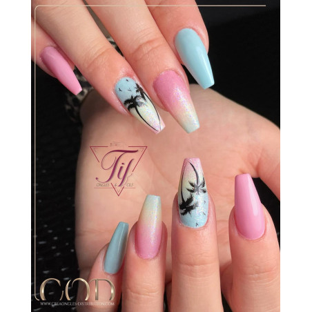 Almond fait avec le Gel couleur Blue Silk
