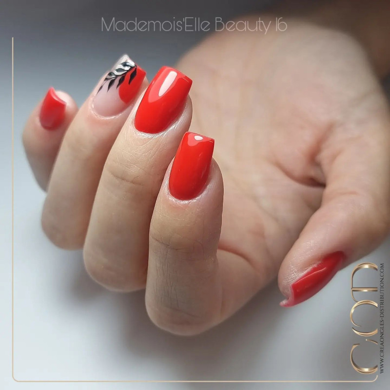 Pose avec nail art fait avec My Color Good Loving