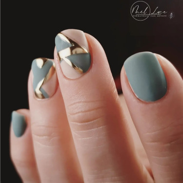 Manucure faite avec le Pigment Chrome Titan