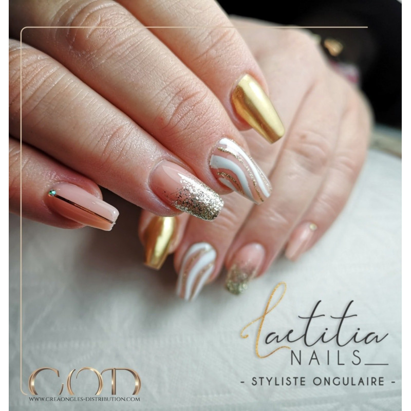 Nail art fait avec le Pigment Chrome Titan