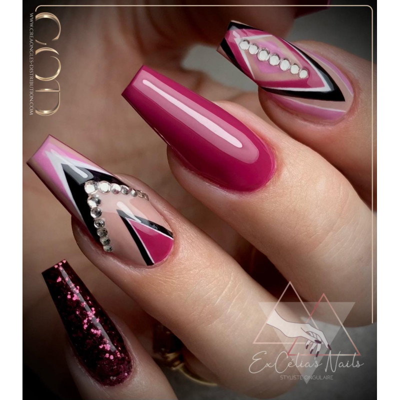 Nail art fait avec le Electric Spark Purple Wine