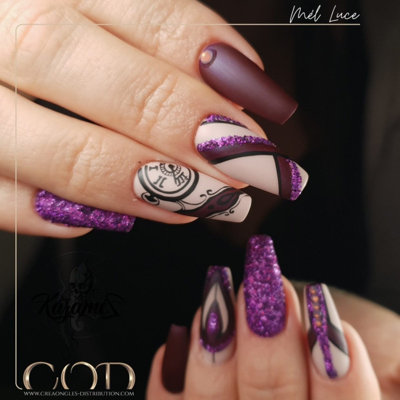 Nail art fait avec le Electric Spark Amethyst