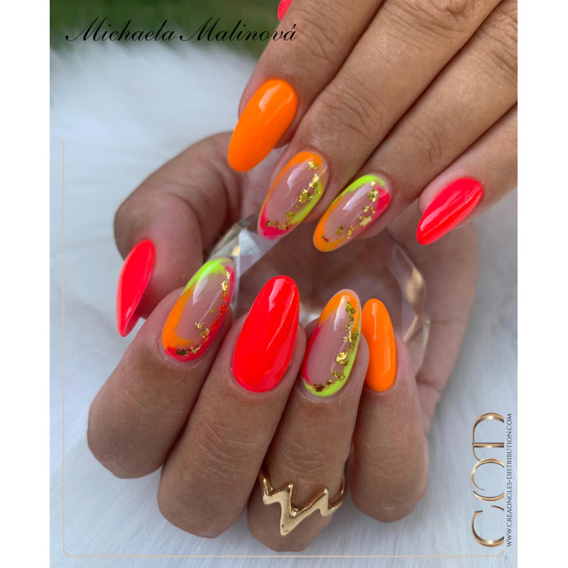 Manucure avec les Pigment Flakes Or