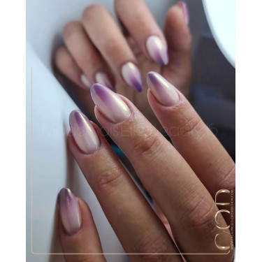 Ongles en amande avec le Pigment White Gold