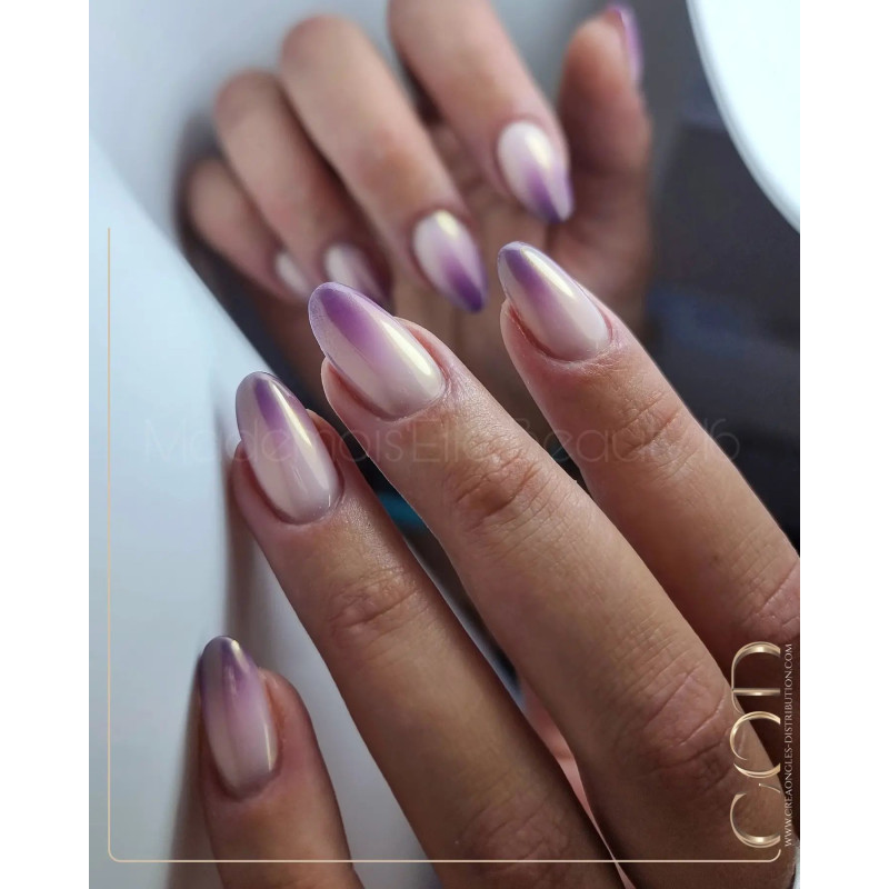 Ongles en amande avec le Pigment White Gold