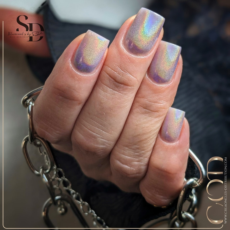 Manucure fait avec le Pigment holographic Magic Rainbow