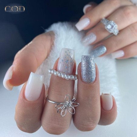 Manucure square fait avec des Glitter Holosilver