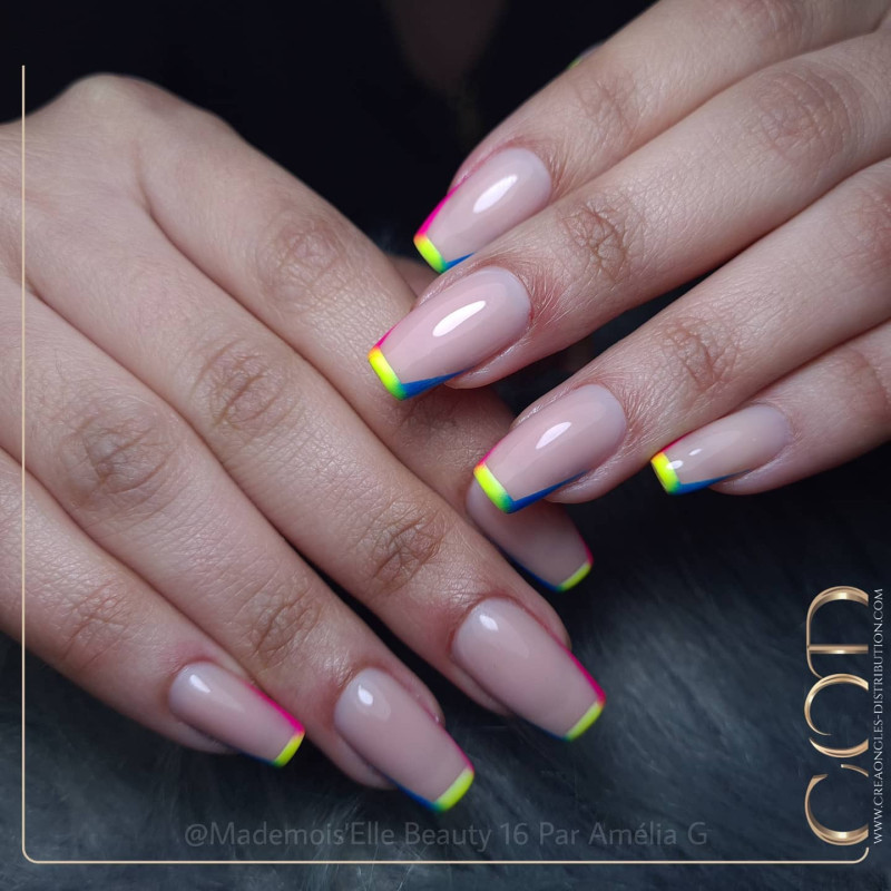 Manucure faite avec le Pigment Néon Yellow