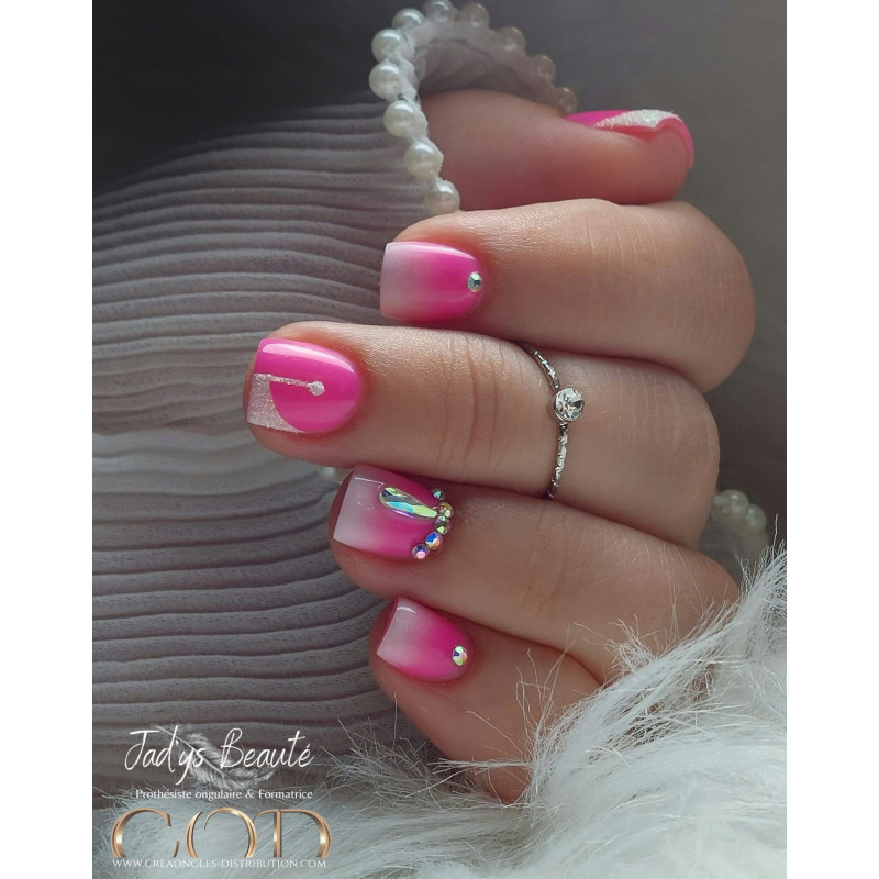 Pose artistique fait avec le Builder Color neon pink