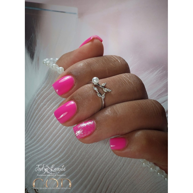 Nail art fait avec le Builder Color neon pink