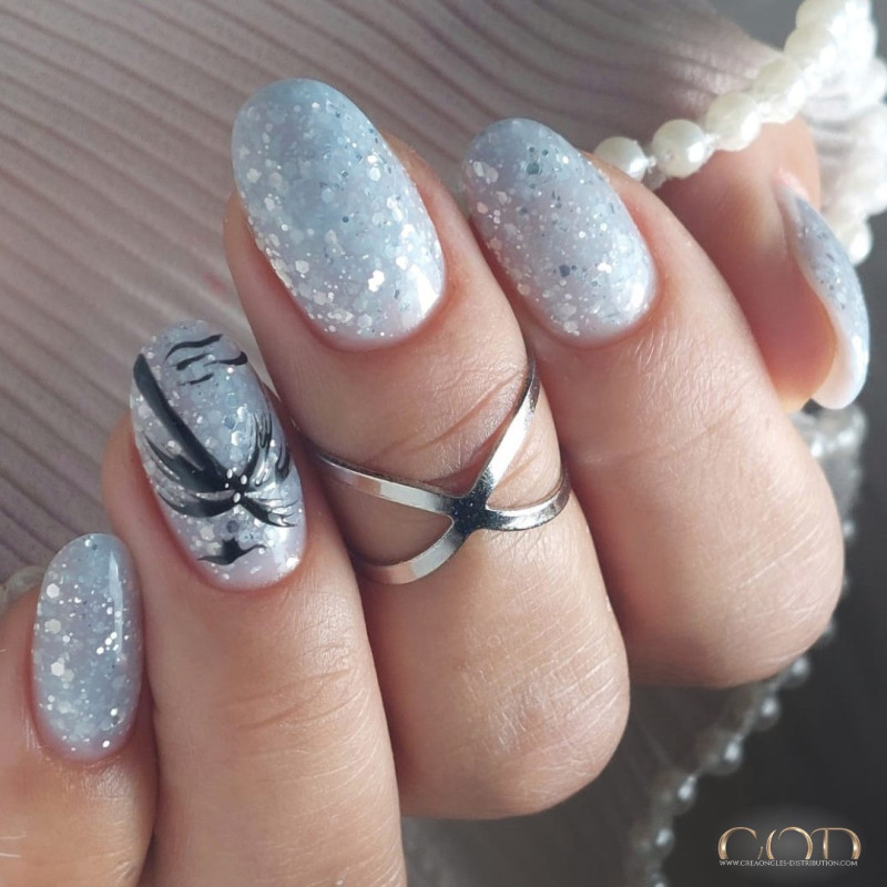 Oval fait avec le Shimmer Milky Blue