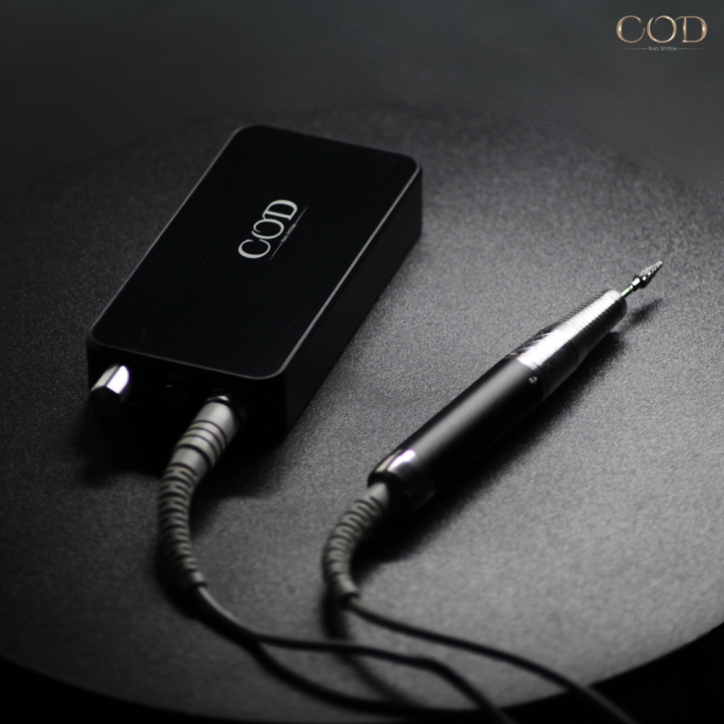 Ponceuse Nail Drill Pro posé sur table