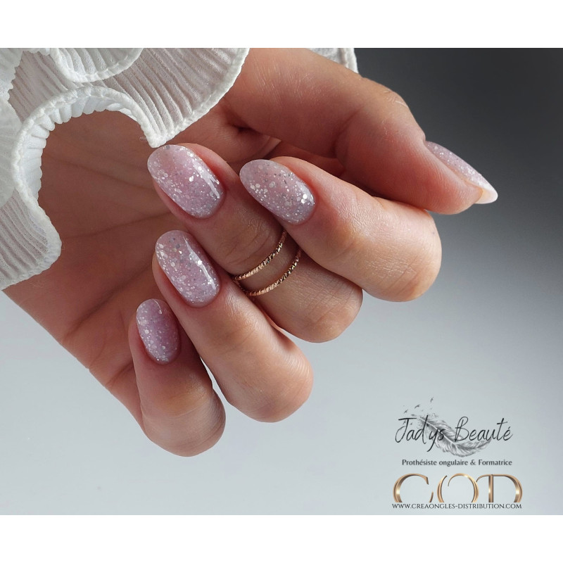 Pose artistique avec du Shimmer Line Pink