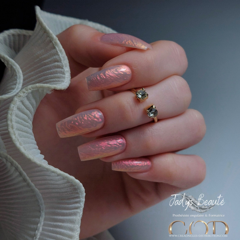 Pose d'ongle faite avec le Pigment Dust Aurora 6