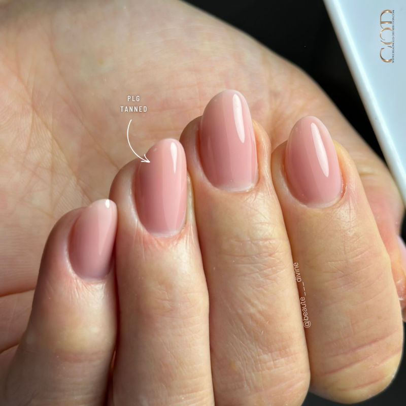 Pose ongles avec le Pro Liquid Gel Tanned