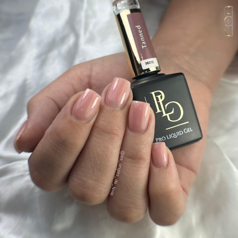Pose ongles renfort avec le Pro Liquid Gel Tanned