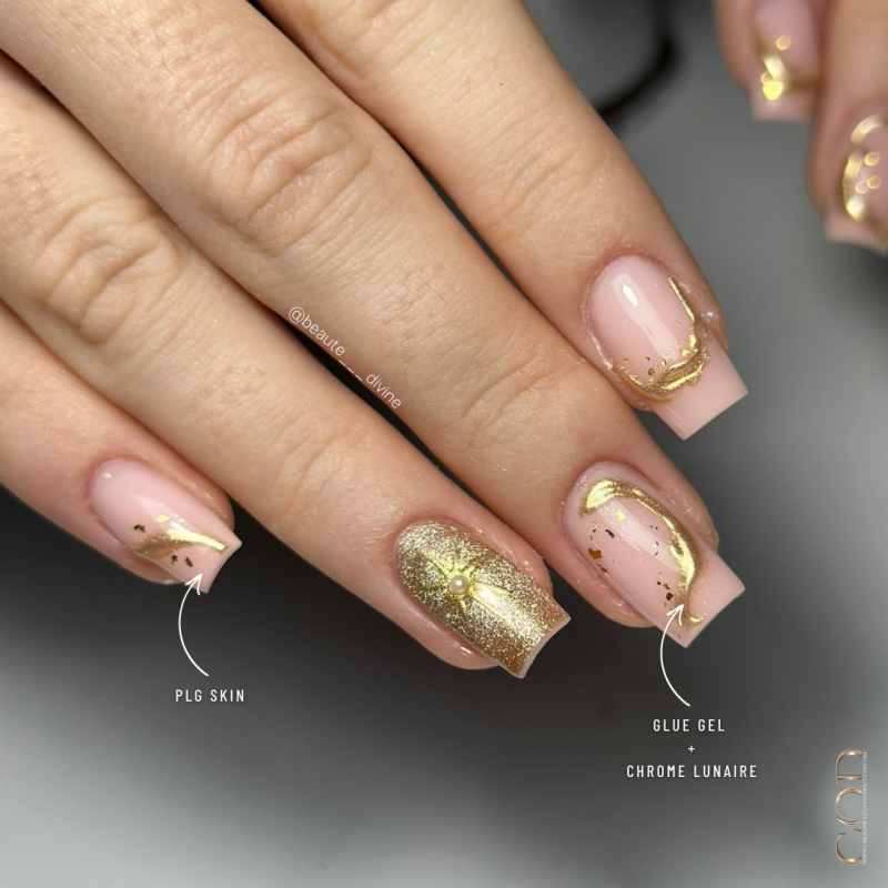 Pose ongles carrés avec le Pro Liquid Gel Skin, la Glue Gel et le Chrome Lunaire