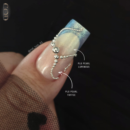 Pose carré avec le Pro Liquid Gel Pearl Toffee et le Pro Liquid Gel Pearl Luminous
