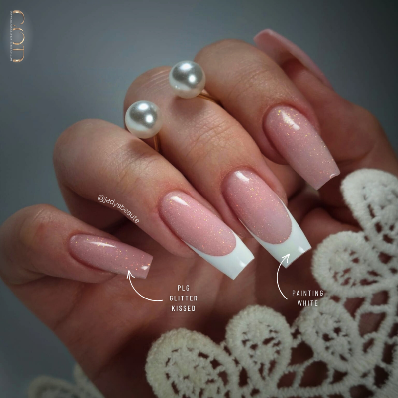 Pose carrée avec le Pro Liquid Gel Glitter Kissed et le Painting White