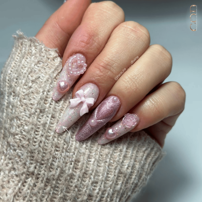 Pose en amande avec le Pro Liquid Gel Shimmer Fairy Pink